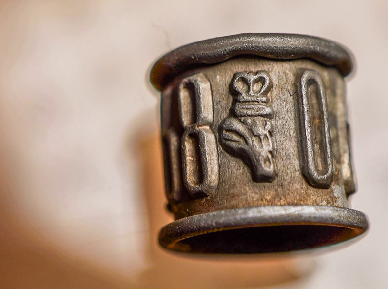 Brieftaubenring mit dem Adlerkopf und Krone